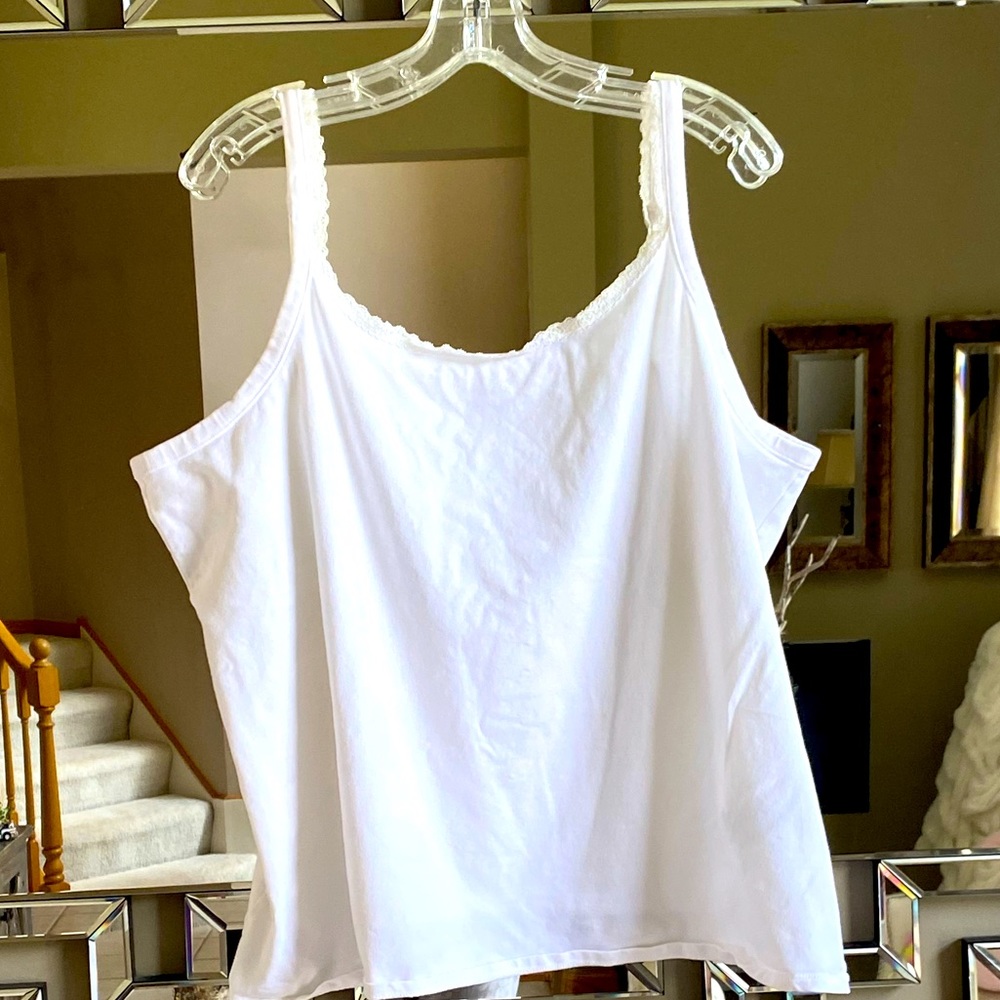 PLUS SIZE 26-28 Beautiful Soft STRETCHY Top!🌻🌻this will go under anything!🌻🌻